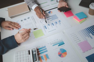 Girişimci şirket toplantılarının atmosferi, iş adamları yatırım finansmanlarını özetlemek ve planlamak için bir araya geliyorlar, şirketin kurucuları onlar. İş yönetimi kavramı.