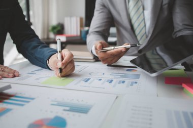 Girişimci şirket toplantılarının atmosferi, iş adamları yatırım finansmanlarını özetlemek ve planlamak için bir araya geliyorlar, şirketin kurucuları onlar. İş yönetimi kavramı.