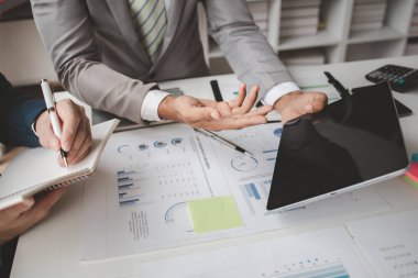 Girişimci şirket toplantılarının atmosferi, iş adamları yatırım finansmanlarını özetlemek ve planlamak için bir araya geliyorlar, şirketin kurucuları onlar. İş yönetimi kavramı.