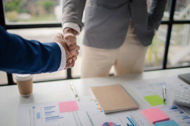 İki iş adamı el sıkışıyor, iki işadamı iş konusunda hemfikir ve başarılı bir pazarlıktan sonra el sıkışıyor. El sıkışmak Batının selamlaması ya da kutlamasıdır..