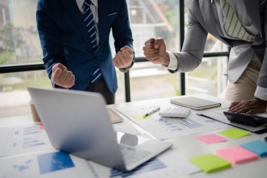 Toplantı odası atmosferi, finans konularında iş adamları bir araya geliyor, şirket finans sorunlarını planlamak ve çözmek için birlikte çalışıyorlar. İş yönetimi ve finans kavramı.