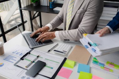 Şirket çalışanları ağır iş yükü, sıkı çalışma ve bir sürü belgesi olan işadamı nedeniyle stresli jestler yapıyorlar. Şirket çalışanlarının sıkı çalışma kavramı.