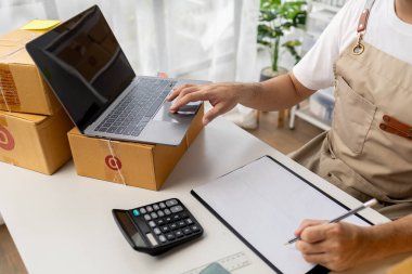 Çevrimiçi dükkan sahibi, siparişleri web sitesinden kontrol ediyor, çevrimiçi dükkan sahibi ürünleri sitede dağıtıyor, siparişleri paketliyor ve özel kuryeyle teslim ediyor. İnternetten alışveriş konsepti. Ticaret mi?.