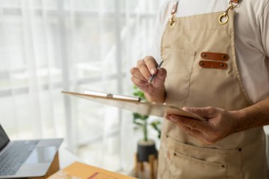 Erkek çevrimiçi dükkan sahibi, çevrimiçi dükkan sahibi ürünleri web sitesinde dağıtıyor, ürünleri siparişlere göre paketliyor ve özel nakliye şirketi tarafından dağıtılıyor. İnternetten alışveriş konsepti. Ticaret mi?.