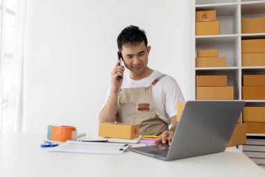 Müşteri telefonda bir müşteriyle konuşuyor, çevrimiçi ürün satıyor, online alışveriş siteleri üzerinden sipariş veren müşterilerden sipariş alıyor. Ürün çevrimiçi ve e-ticaret kavramı