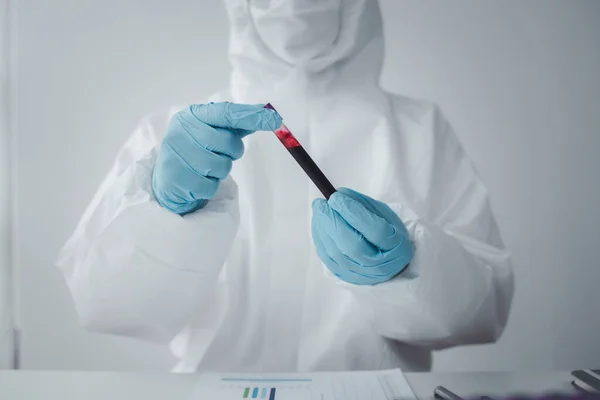 研究室は 治療ワクチンの検査と研究のための科学研究に使用され 研究室のアシスタントは 患者から血液サンプルを収集し 化学反応を実行します 研究室概念 — ストック写真