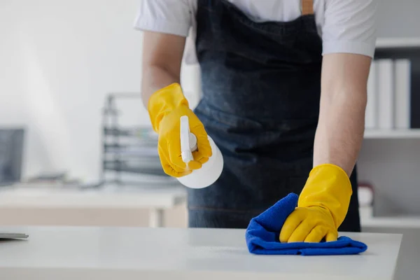 Persona Limpiando Habitación Personal Limpieza Está Utilizando Tela Rociando Desinfectante — Foto de Stock