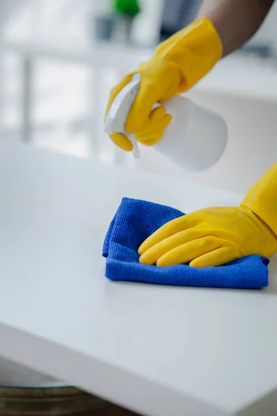 Persona Limpiando Habitación Personal Limpieza Está Utilizando Tela Rociando Desinfectante — Foto de Stock