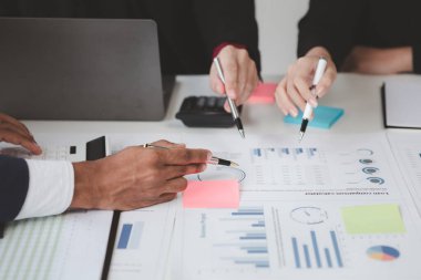 Girişimci şirket toplantılarının atmosferi, iş adamları yatırım finansmanlarını özetlemek ve planlamak için bir araya geliyorlar, şirketin kurucuları onlar. İş yönetimi kavramı.