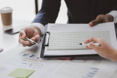 Girişimci şirket toplantılarının atmosferi, iş adamları yatırım finansmanlarını özetlemek ve planlamak için bir araya geliyorlar, şirketin kurucuları onlar. İş yönetimi kavramı.