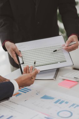 Girişimci şirket toplantılarının atmosferi, iş adamları yatırım finansmanlarını özetlemek ve planlamak için bir araya geliyorlar, şirketin kurucuları onlar. İş yönetimi kavramı.