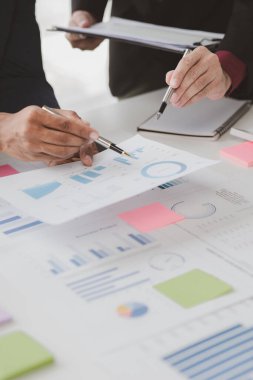 Girişimci şirket toplantılarının atmosferi, iş adamları yatırım finansmanlarını özetlemek ve planlamak için bir araya geliyorlar, şirketin kurucuları onlar. İş yönetimi kavramı.
