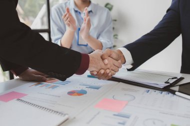 İş yatırımcıları el ele tutuşuyor, iki işadamı iş konusunda hemfikir ve başarılı bir pazarlıktan sonra el sıkışıyor. El sıkışmak Batının selamlaması ya da kutlamasıdır..