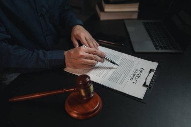 Avukatlar müvekkillerin davalarıyla ilgilenirler, davalarla savaşmak ve kazanma stratejileri oluşturmak, yasal davaları şeffaf ve adil bir şekilde yürütmek için hukuki eğitim alırlar. Avukat konsepti. Yasal bir sözleşme hazırlıyorum..