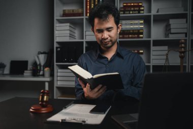 Avukatlar müvekkillerin davalarıyla ilgilenirler, davalarla savaşmak ve kazanma stratejileri oluşturmak, yasal davaları şeffaf ve adil bir şekilde yürütmek için hukuki eğitim alırlar. Avukat konsepti. Yasal bir sözleşme hazırlıyorum..