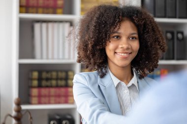 Amerikalı kadınlar dava avukatlarıdır, kadın avukatlar hukuk firmalarında çalışır sözleşmeler hazırlar ve davalarını savunmak için müşterilerle konuşurlar. Avukat ve adalet kavramı.