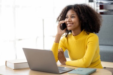 Amerikalı bir kadın hafta sonları oturma odasında oturur, tatillerini evinde geçirir ve vaktini sosyal medyada sörf yaparak, film izleyerek ve eğlenceli ve rahatlatıcı bir şekilde müzik dinleyerek geçirir.