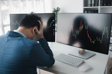 Hisse senedi yatırımcısı, işadamı kar elde etmek için hisse senedi ticareti yapıyor, borsada salınım gösteren grafik ekranı, yatırım yönetimi, hisse senedi kar ticaretini analiz ediyor. Hisselere yatırım yapma kavramı.