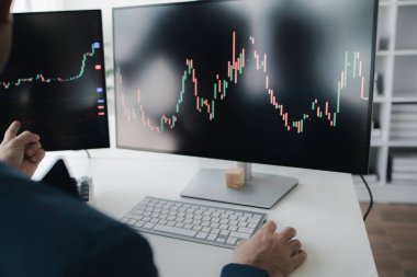 Hisse senedi yatırımcısı, işadamı kar elde etmek için hisse senedi ticareti yapıyor, borsada salınım gösteren grafik ekranı, yatırım yönetimi, hisse senedi kar ticaretini analiz ediyor. Hisselere yatırım yapma kavramı.