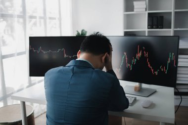 Hisse senedi yatırımcısı, düşen hisse senedi, hisse senedi alım-satımı, hisse senedi alım satımı, borsa yükselişi ve düşüşü, yatırım yönetimi, hisse senedi alım satımı analizleri nedeniyle vurgulanıyor..