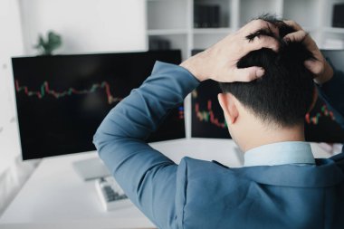 Hisse senedi yatırımcısı, düşen hisse senedi, hisse senedi alım-satımı, hisse senedi alım satımı, borsa yükselişi ve düşüşü, yatırım yönetimi, hisse senedi alım satımı analizleri nedeniyle vurgulanıyor..