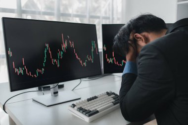 Borsa grafik ekranlı borsa yatırımcısı, borsa dalgalanma analizi, işadamının kar elde etmek için hisse senedi ticareti, borsa dalgalanması grafik ekranı, kâr ticaret analizi yaptığını vurguladı..