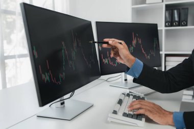 Borsa grafik ekranlı borsa yatırımcısı, hisse senedi dalgalanması analizi, kar amaçlı hisse senedi alım satımı, borsa dalgalanması grafik ekranı, kâr ticaret analizi.