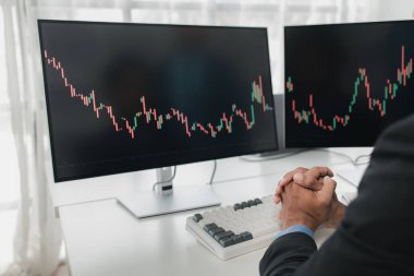 Borsa grafik ekranlı borsa yatırımcısı, hisse senedi dalgalanması analizi, kar amaçlı hisse senedi alım satımı, borsa dalgalanması grafik ekranı, kâr ticaret analizi.