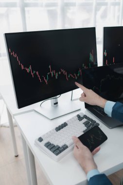 Borsa grafik ekranı olan iki yatırımcı, hisse senedi dalgalanması analizi, kar için hisse senedi alım satımı, borsa dalgalanması grafik ekranı, kar ticaret analizi.