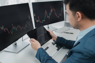 Borsa grafik ekranlı borsa yatırımcısı, hisse senedi dalgalanması analizi, kar amaçlı hisse senedi alım satımı, borsa dalgalanması grafik ekranı, kâr ticaret analizi.