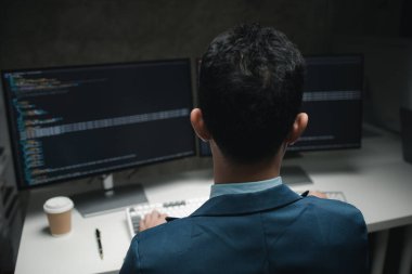 Programcılar bilgisayarda programlar yazarlar, kullanıcıların ve dost kullanıcıların ihtiyaçlarını karşılayacak programlar tasarlarlar, çeşitli işlemleri kolaylıkla yönetmek için programlar tasarlarlar. Programcı kavramı.