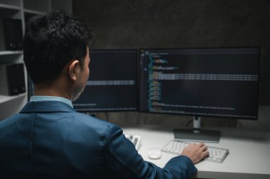 Programcılar bilgisayarda programlar yazarlar, kullanıcıların ve dost kullanıcıların ihtiyaçlarını karşılayacak programlar tasarlarlar, çeşitli işlemleri kolaylıkla yönetmek için programlar tasarlarlar. Programcı kavramı.