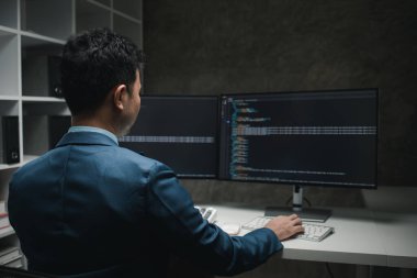 Programcılar bilgisayarda programlar yazarlar, kullanıcıların ve dost kullanıcıların ihtiyaçlarını karşılayacak programlar tasarlarlar, çeşitli işlemleri kolaylıkla yönetmek için programlar tasarlarlar. Programcı kavramı.