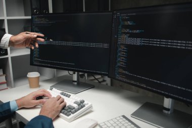 Bir grup programcı birlikte bilgisayar programları yazmak için beyin fırtınası yapıyor, kullanıcıların ve dost kullanıcıların ihtiyaçlarını karşılamak için programlar tasarlıyor, çalışmaların yönetilmesine yardımcı olacak programlar tasarlıyor. Programcı kavramı