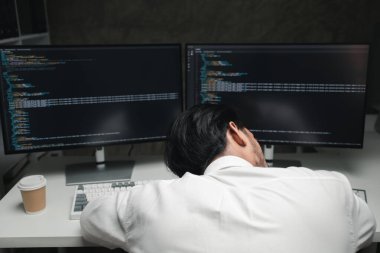 Programcılar bilgisayarda programlar yazarlar, kullanıcıların ve dost kullanıcıların ihtiyaçlarını karşılayacak programlar tasarlarlar, çeşitli işlemleri kolaylıkla yönetmek için programlar tasarlarlar. Programcı kavramı.