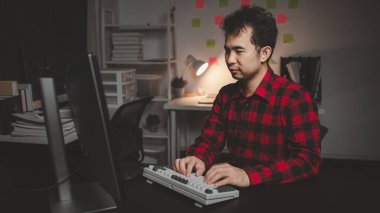 Borsa grafik ekranlı borsa yatırımcısı, hisse senedi dalgalanması analizi, kar amaçlı hisse senedi alım satımı, borsa dalgalanması grafik ekranı, kâr ticaret analizi.