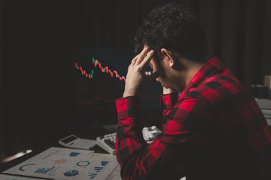 Borsa grafik ekranlı borsa yatırımcısı, hisse senedi dalgalanması analizi, kar amaçlı hisse senedi alım satımı, borsa dalgalanması grafik ekranı, kâr ticaret analizi.