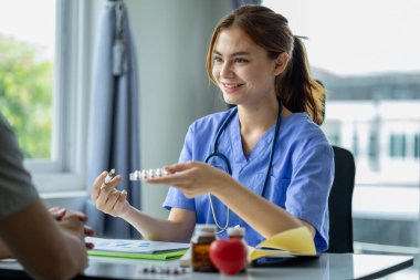 Genç ve güzel bir bayan doktor, bir hastanenin, bir tıp uzmanının ve bir hastalığın tedavisine katılan bir hastaya danışmanlık yapıyor..