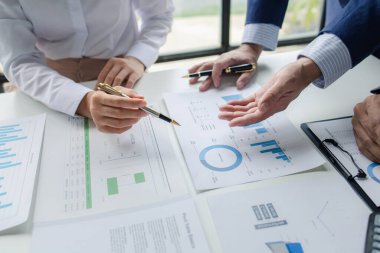 Girişimci şirket toplantılarının atmosferi, iş adamları yatırım finansmanlarını özetlemek ve planlamak için bir araya geliyorlar, şirketin kurucuları onlar. İş yönetimi kavramı.