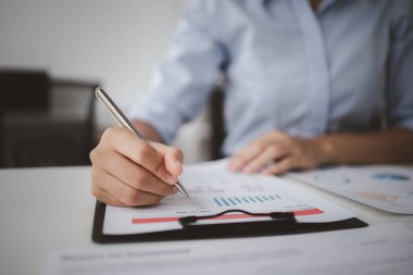 Masa başında belgelerle çalışan kişi, muhasebeci şirket bütçe hesaplarını kontrol eden kişi, mali durumları denetleyen şirket bilanço tablosu hazırlayan kişi. Denetim kavramı.