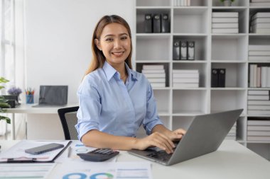 Girişim şirketinde çalışan Asyalı bir kadın, şirket raporlarını inceleyip şirket geliştirmenin yollarını arayan bir iş kadını. İş yönetimi kavramı.