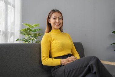 Evdeki kanepede dinlenen Asyalı kadın, iş kadını tatilini film izleyerek, müzik dinleyerek ve akıllı telefondan sosyal medyada sörf yaparak, arkadaşlarıyla mesajlaşarak ve sohbet ederek geçiriyor. Hafta sonu konsepti.