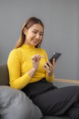 Evdeki kanepede dinlenen Asyalı kadın, iş kadını tatilini film izleyerek, müzik dinleyerek ve akıllı telefondan sosyal medyada sörf yaparak, arkadaşlarıyla mesajlaşarak ve sohbet ederek geçiriyor. Hafta sonu konsepti.