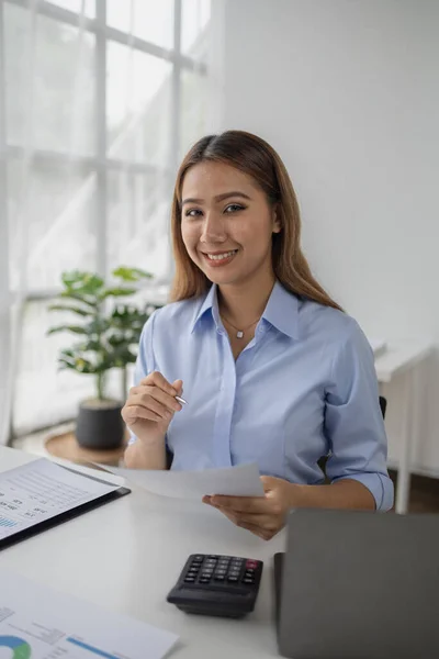 Азіатська Жінка Яка Працює Стартап Офісі Компанії Перевіряє Документи Звіт — стокове фото