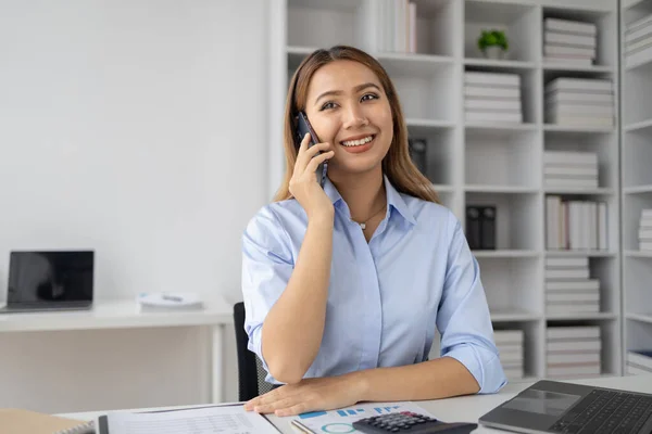 Азіатська Жінка Розмовляє Телефону Стартап Компанії Офісу Бізнес Леді Старша — стокове фото