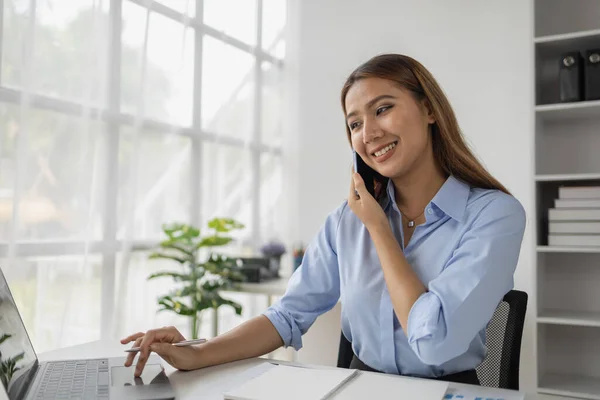 Азіатська Жінка Розмовляє Телефону Стартап Компанії Офісу Бізнес Леді Старша — стокове фото