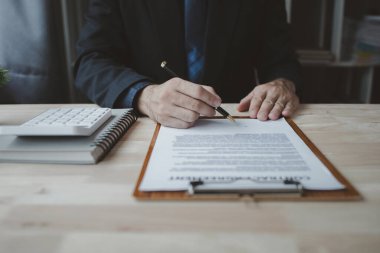 Emlakçı müşteriye bir örnek ev modeli sunuyor, emlakçı evin detaylarını ve satışın sözleşme şartlarını açıklıyor. Konut satma kavramı.