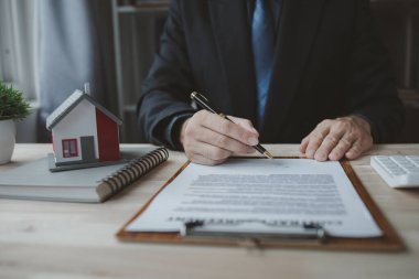 Ev satış temsilcileri ve satış temsilcileri projedeki evleri görmek isteyen müşterilere projede konut detaylarını tavsiye ediyorlar. Gayrimenkul ticareti.