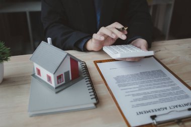 Ev satış temsilcileri ve satış temsilcileri projedeki evleri görmek isteyen müşterilere projede konut detaylarını tavsiye ediyorlar. Gayrimenkul ticareti.
