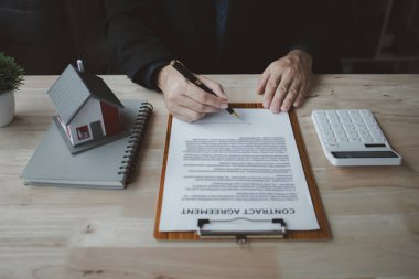 Ev satış temsilcileri ve satış temsilcileri projedeki evleri görmek isteyen müşterilere projede konut detaylarını tavsiye ediyorlar. Gayrimenkul ticareti.